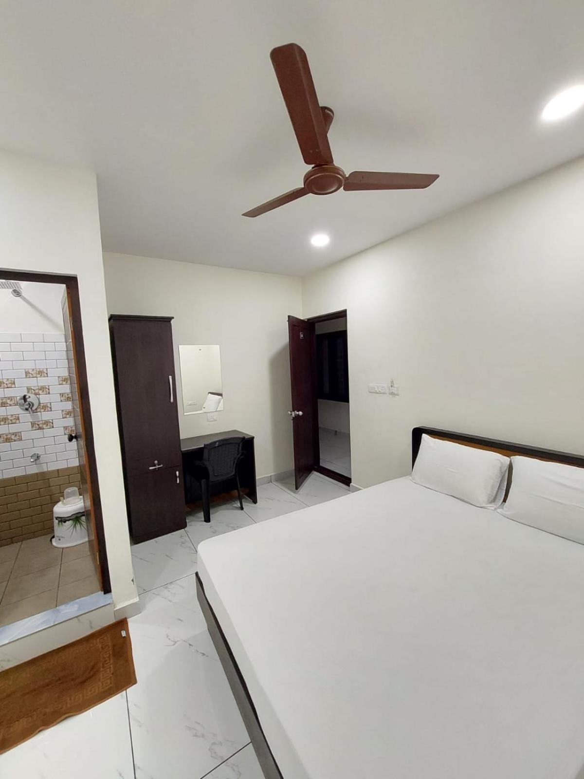 Готель Aman Residency Thodupuzha Екстер'єр фото